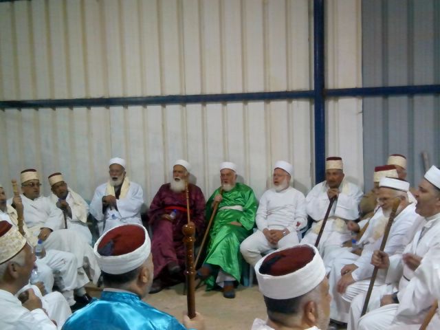 כולם לבושים בגלימה לבנה וכיסוי ראש,  ורק כוהני הדת, זקני העדה בני משפחת כהן, לבושים בגלימה צבעונית. (צילום: אורי מלצר)