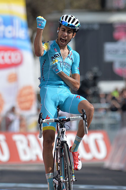 פאביו ארו (אסטנה) על קו הסיום במונטה קאמפיונה. ניצחון אדיר. צילום: Gian Mattina D'Alberto / lapresse
