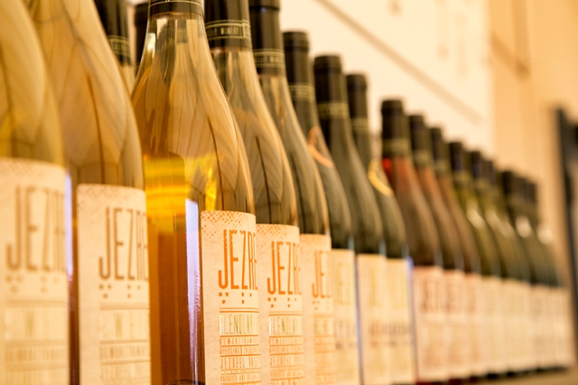 אינספור יינות ממבחר עצום של יקבים (צילום: דן בר-דוב)