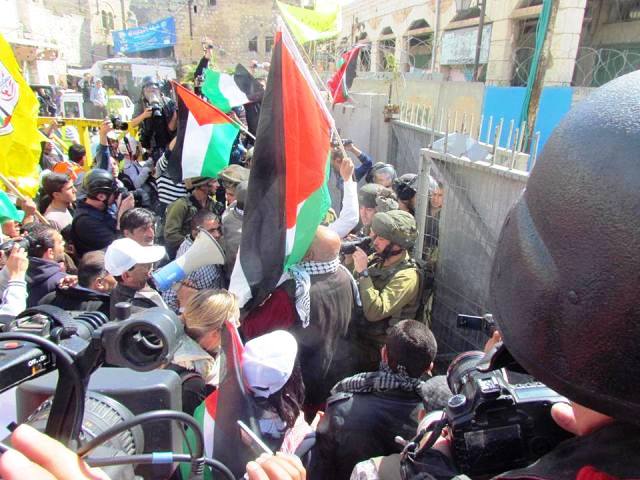 התנכלות לאקטיביסטים פלסטינים שצילמו חיילי צה"ל בפעולה