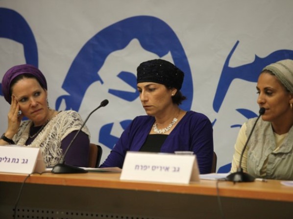 אמהות החטופים בכנסת (צילום: דוברות הכנסת)