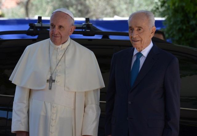 הנשיא פרס ייצא לוותיקן לפגישה עם האפיפיור ואבו מאזן