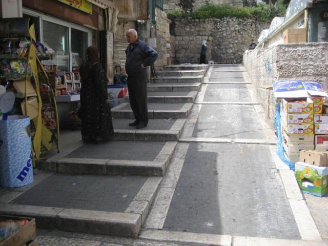 שיפוע לכסאות גלגלים בעיר העתיקה בירושלים. (צילום: מרב דביש בן משה)
