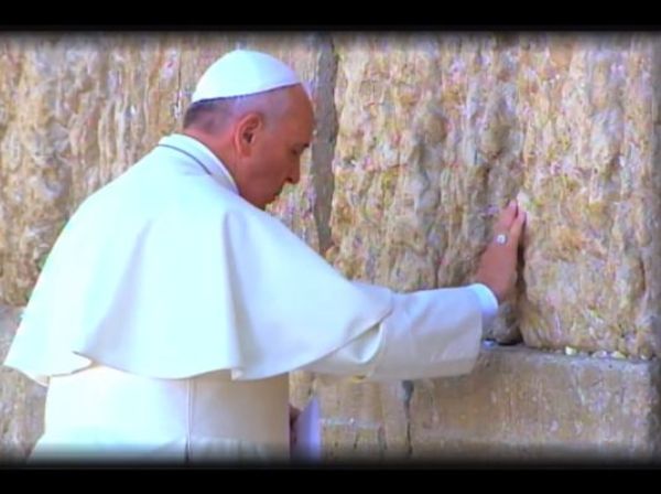 האפיפיור בכותל מתוך סרט יוטיוב באתר הקתולי באנגלית של משרד התיירות