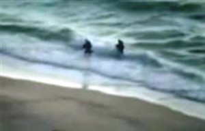 שני מחבלים מתקרבים לחוף (צילום: דובר צה"ל)