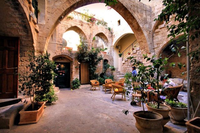 בית ההארחה פאוזי עאזר בנצרת העתיקה. ספטמבר צבעוני בעיר 