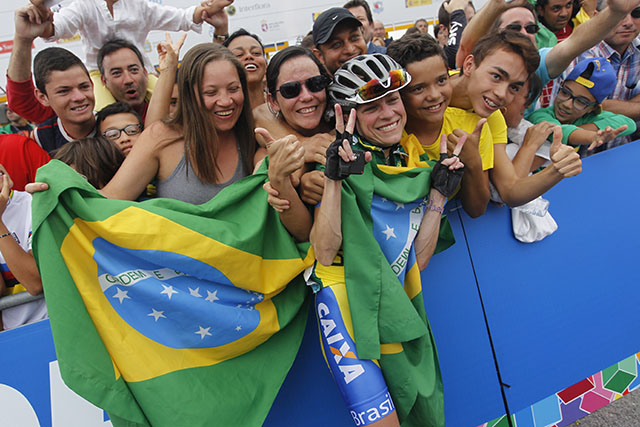 גם הברזילאים הגיעו לחגוג בפונפרדה. צילום: Javier Lizón/EFE