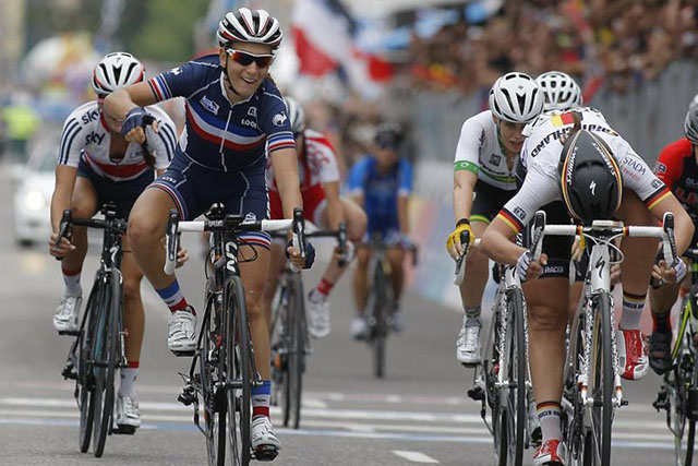 הצרפתייה פאולין פראן-פרבו חוגגת את הניצחון. צילום: Rafa Gómez/Ciclismo a Fondo