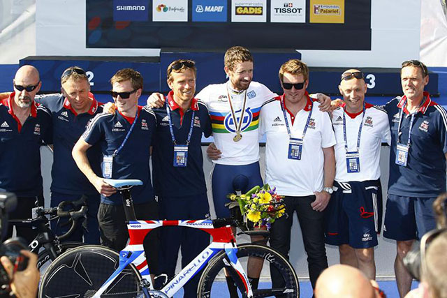 וויגינס והצוות המקצועי והטכני של נבחרת בריטניה. צילום: Rafa Gómez/Ciclismo a Fondo