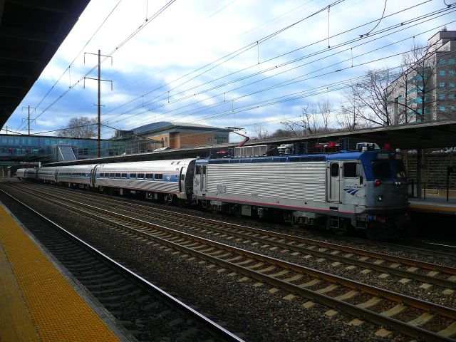 רכבת אמטרק עם קטר חשמלי בתחנת ניו ג