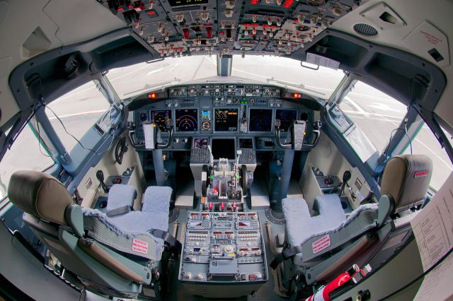 תא הטייס ומסכי התצוגה של מטוס בואינג 737-800. צילום: ויקיפדיה