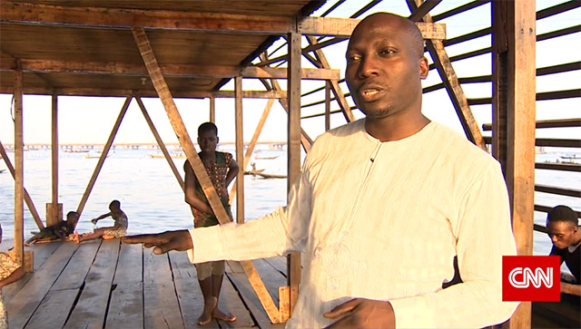 קונלה בבית ספר שנבנה באחד מערי החוף של ניגריה. צילום: CNN