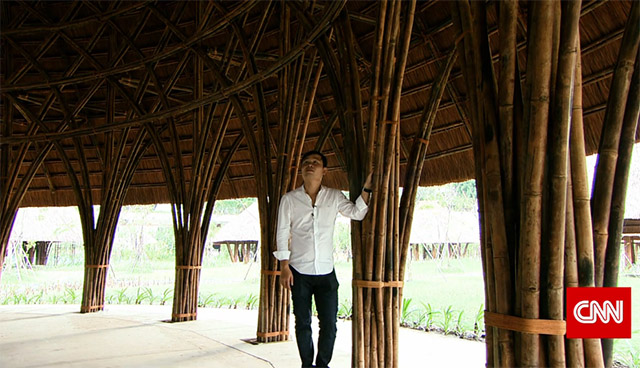 האדריכל וו טרונג נגיה במבנה שתכנן בויאטנם. צילום: CNN