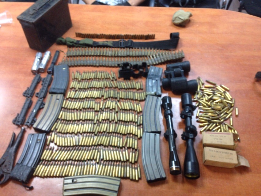 הנשק והתחמושת שנתפשו (צילום: דוברות ש"י  חטיבת דובר המשטרה)