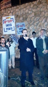 ח"כ לשעבר משה פיגלין בהפגנה (צילום: חוננו)