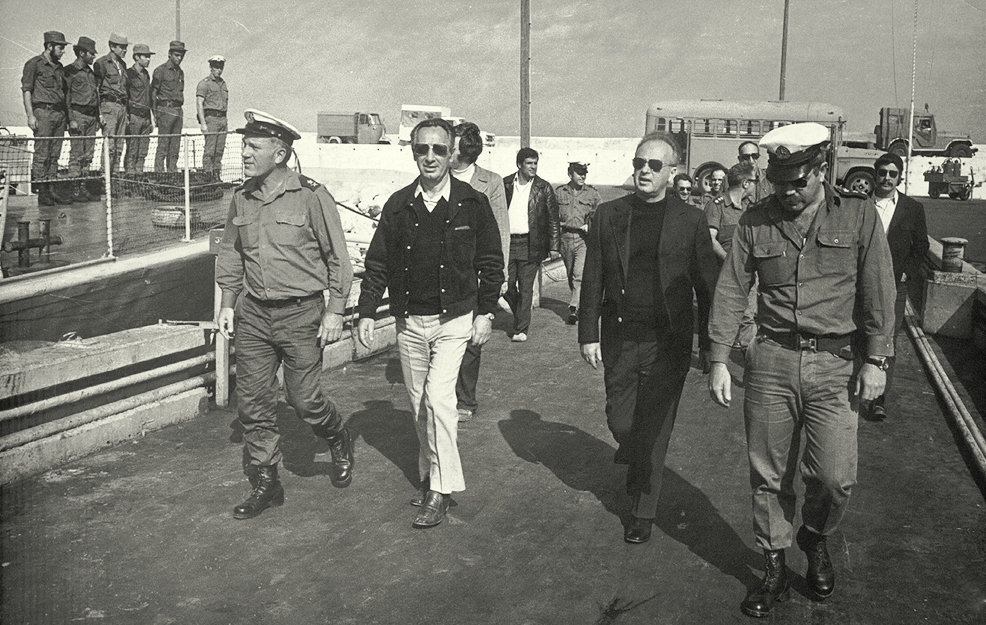 ראש הממשלה יצחק רבין ושר הביטחון שמעון פרס בביקור בשייטת ספינות הטילים, 1975