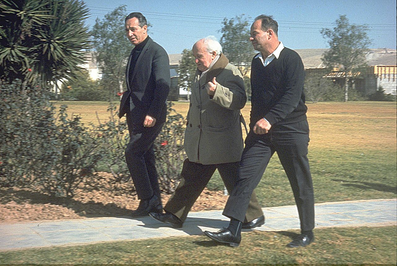 דוד בן גוריון בטיולו הרגלי היומי בקיבוץ שדה בוקר בנגב, משמאל שמעון פרס, 1 במרץ 1969 (צילום: ויקיפדיה)