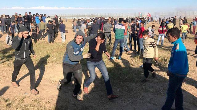 פלסטינים נמלטים מהפצצות צה"ל (צילום: מקורות פלסטינים)