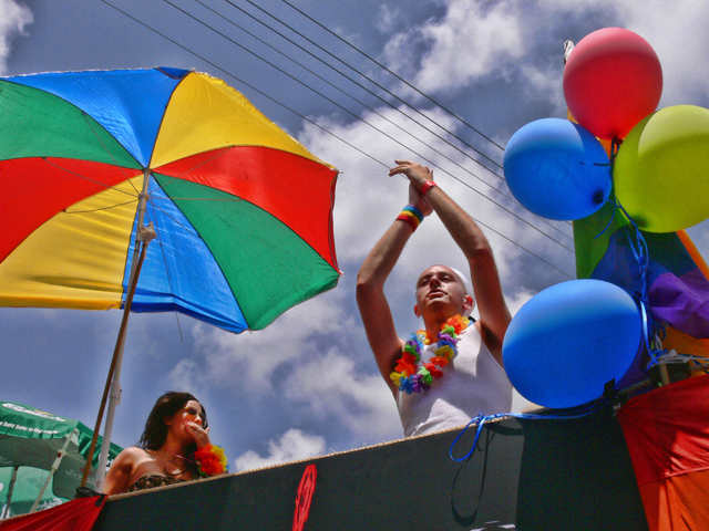 אווירה שמחה במצעד הגאווה (צילום: דן בר דוב)