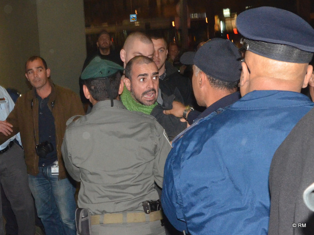 מעצרו של יגאל רמב"ם בהפגנה נגד פינוי מאהל התקווה (צילום: רפי מיכאלי)