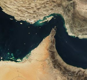 צילום לוויין של מיצרי הורמוז, בפתח המפרץ הפרסי (ויקימדיה)