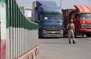 משאיות בגבול איראן-עיראק (צילום: צבא ארה"ב)