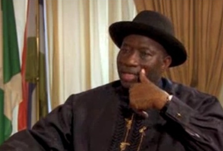 נכנע ללחץ: נשיא ניגריה נאלץ לרכך את עמדתו בנוגע למחירי הדלק