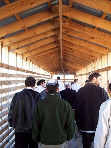 יהודים עולים להר הבית דרך השביל המוביל לשער המוגרבים (צילום ויקימדיה)
