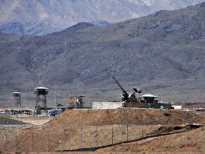 תותחי נ"מ בסמוך למתקן הגרעיני בנתנז (צילום: חאמד סאבר, ויקימדיה)