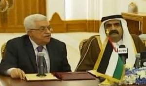 הנשיא הפלסטיני מחמוד עבאס עם האמרי של קטר במעמד חתימת ההסכם בדוחה, אתמול