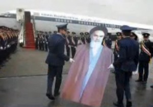 בובת הקרטון של האייתוללה ח'ומייני נישאת בשדה התעופה בטהראן