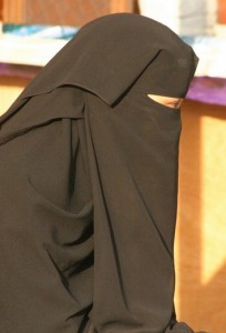 אישה בערב הסעודית (Flickr/Retlaw Snellac)