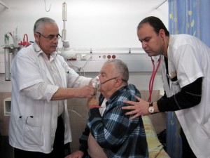 ד"ר פסציאנסקי בודק את אביו, פיטר, בחדר מיון בזמן טיפול אינהלציה 