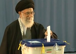 המנהיג העליון, עלי ח'אמנאי, מצביע בקלפי בטהראן, אמש