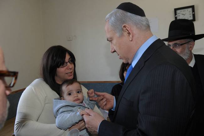 ראש הממשלה אצל משפחת סנדלר בירושלים. (צילום: עמוס בן גרשום לע"מ)