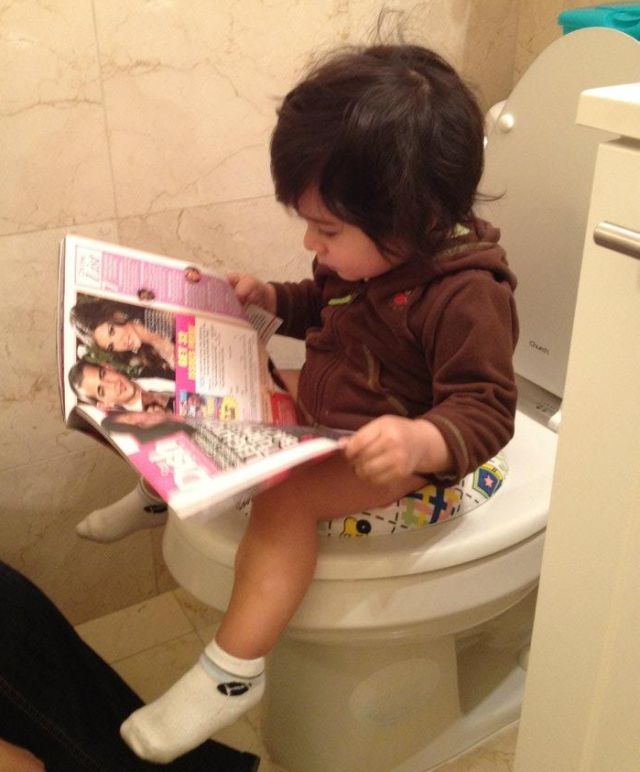 ילדון קורא בשירותים