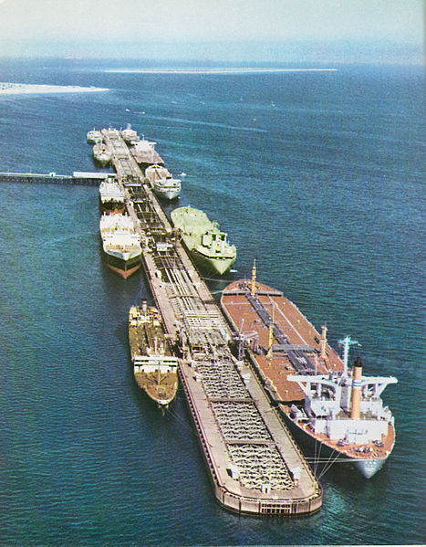 מסוף מילוי למיכליות נפט בנמל ח'רג, לחוף המפרץ הפרסי (Wikimedia)