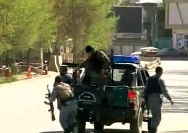 אנשי כוחות הביטחון האפגניים בסמוך לשדה התעופה בגל