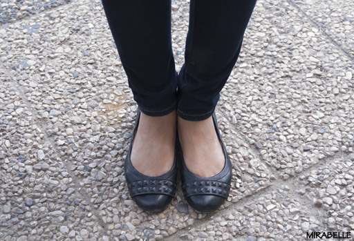 נעל בלרינה שחורה עם דוגמה שמשתלבת יפה עם הנוף האורבני. צילום: מירה-בל גזית