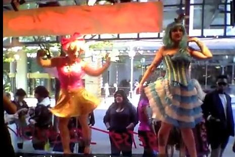 מסיבת התה 2010. רקדניות במראה הבובה הויקטוריאנית בחלון הראווה