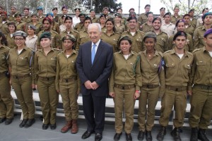 נשיא המדינה עם החיילים המצטיינים (תצלום: יוסף אבי יאיר אנגל)