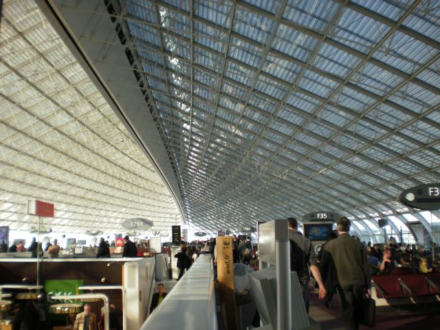 נמל התעופה שארל דה גול בפאריס. מוביל במספר הנוסעים. צילום עירית רוזנבלום