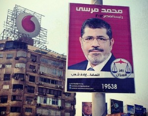 התמודדות צמודה ומותחת: כרזות של המועמדים מורסי ושפיק בכיכר א-תחריר בקהיר (Flickr/gr33ndata)q