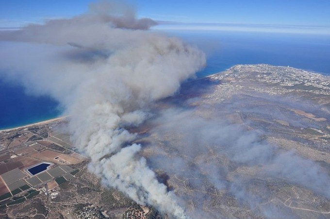 השריפה במבט מלמעלה (צילום: היחידה האווירית של משטרת ישראל, ויקימדיה)