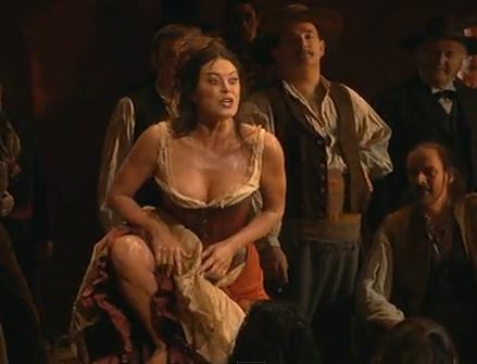 זמרת האופרה אנה קטרינה אנטונצ'י בתפקיד כרמן באופרה של קובנט גארדן