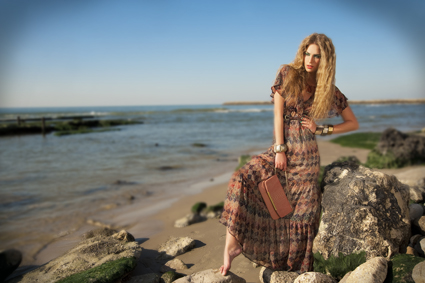 כרמן הישראלית של רשת "העין השלישית": שמלת שיפון מעויינים מתוך קמפיין קיץ 2012. צילום: איתן טל.