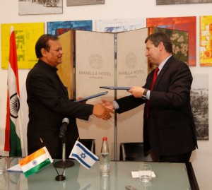 שר התיירות סטס מיסז'ניקוב עם עמיתו ההודי. צילום מרים אלסטר פלאש 90