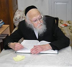 הרב אלישיב בשעת לימוד צילום: ויקיפדיה