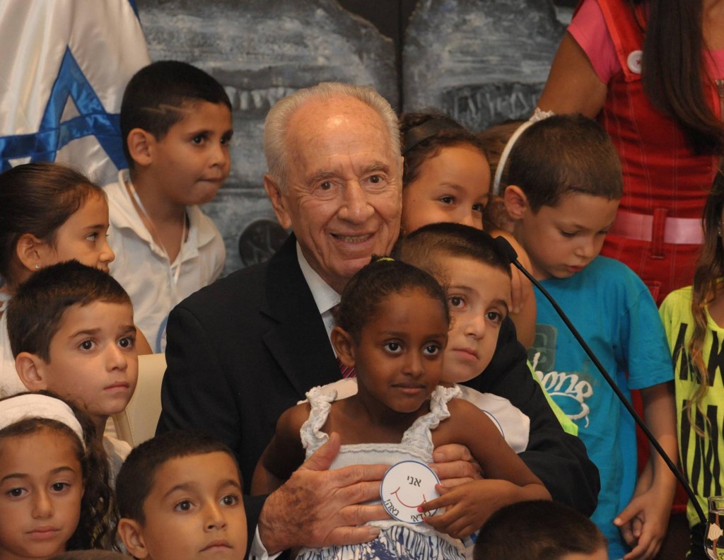 "אתם הדבר הכי טוב שיש לנו במדינת ישראל. הנשיא פרס לעולים לכיתה א'. (צילום מארק ניימן/לע"מ)