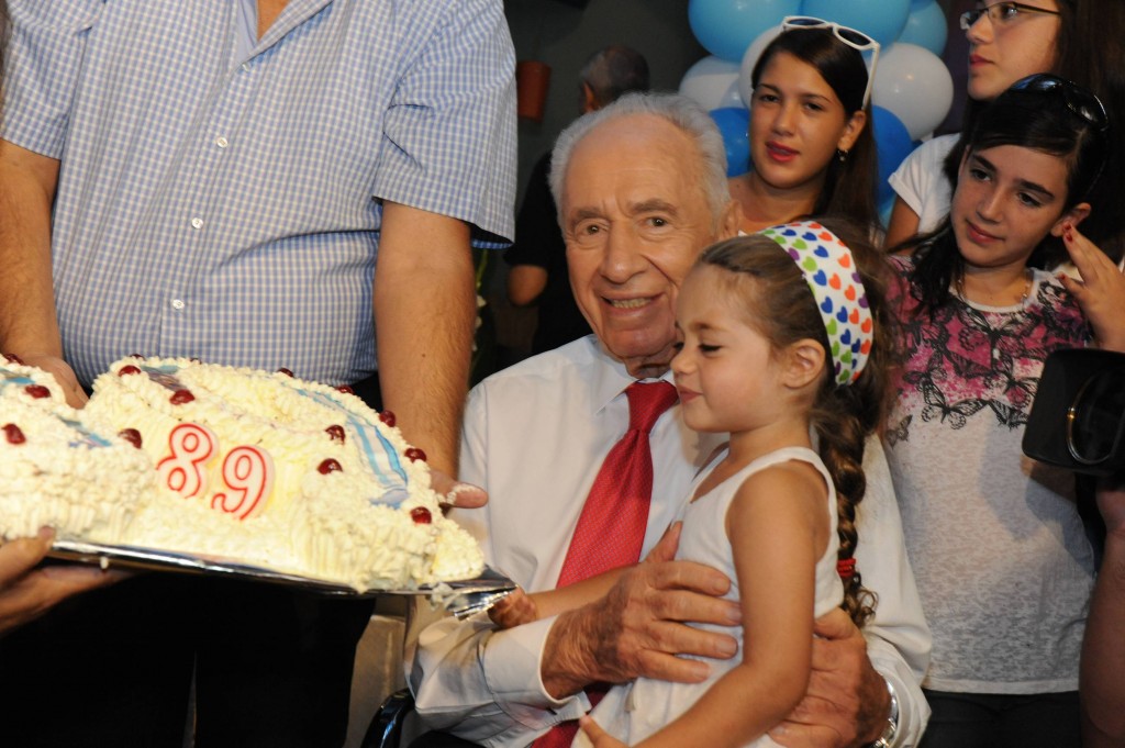 נשיא עוגה וילדה - שמעון פרס בן 89. (צילום: מארק ניימן\לע"מ)